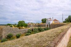 Garnizoensgrensstad en vestingwerken van Elvas - Garnizoensgrensstad en vestingwerken van Elvas: Op de Esquina, de binnenste hoekpoort van in de stadsmuren, staat de Onze Lieve... Garnizoensgrensstad en vestingwerken van Elvas - Garnizoensgrensstad en vestingwerken van Elvas: Op de Esquina, de binnenste hoekpoort van in de stadsmuren, staat de Onze Lieve...