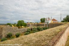 Garnizoensgrensstad en vestingwerken van Elvas - Garnizoensgrensstad en vestingwerken van Elvas: Op hoekpoort van de Esquina in de binnenste stadsmuren staat de Onze Lieve Vrouw...