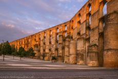 Garnizoensgrensstad en vestingwerken van Elvas - Garnizoensgrensstad en vestingwerken van Elvas: Het 16de eeuwse Amoreira Aquaduct tijdens zonsondergang. Het duurde meer dan 120 jaar om... Garnizoensgrensstad en vestingwerken van Elvas - Garnizoensgrensstad en vestingwerken van Elvas: Het 16de eeuwse Amoreira Aquaduct tijdens zonsondergang. Het duurde meer dan 120 jaar om...