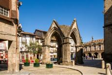 Historisch centrum van Guimãraes - Historisch centrum van Guimãraes: De Padrão do Salado is een gotische schrijn op het Largo da Oliveira, het Olijvenplein....