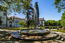 Historisch centrum van Guimãraes - Historisch centrum van Guimãraes: Een fontein in de Jardim do Carmo, een stadspark tegenover de Nossa Senhora do Carmo, de...