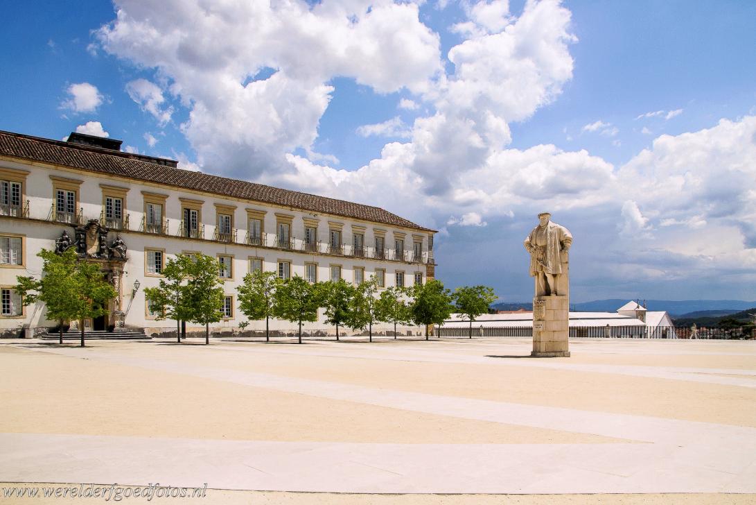 Universiteit van Coimbra - Alta en Sofia - Universiteit van Coimbra - Alta en Sofia: Het standbeeld van koning Jo&atilde;o III van Portugal in de P&aacute;tio das Escolas. De universiteit...