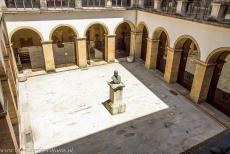 Universiteit van Coimbra - Alta en Sofia - Universiteit van Coimbra - Alta en Sofia: De Via Latina is&nbsp;een&nbsp;zuilengalerij in het hoofdgebouw.&nbsp;In 1597 werd het koninklijk paleis...