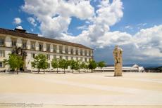 Universiteit van Coimbra - Alta en Sofia - Universiteit van Coimbra - Alta en Sofia: Het standbeeld van koning João III van Portugal in de Pátio das Escolas. De universiteit...