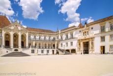 Universiteit van Coimbra - Alta en Sofia - De universiteit van Coimbra - Alta en Sofia: De hoofdgebouwen van de universiteit, rechts de Porte F&eacute;rrea, de IJzeren Poort. De Porte...