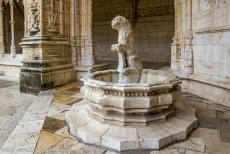 Klooster van de Hieronymieten in Lissabon - Klooster van de Hieronymieten in Lissabon: Een fontein met een gebeeldhouwde leeuw staat in een kloostergang. Het klooster was gewijd aan de...