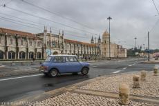 Klooster van de Hieronymieten in Lissabon - Een classic Mini tijdens een zware regenbui voor het Klooster van de Hieronymieten in Lissabon, Portugal. Het klooster staat nabij de...