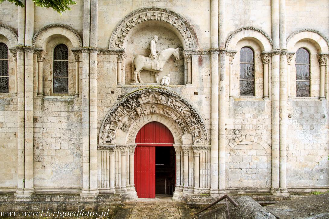 De Saint Hilaire in Melle - De kerk Saint Hilaire in Melle: Het standbeeld van de ruiter boven het portaal is het onderwerp van discussies tussen kunsthistorici. De... De Saint Hilaire in Melle - De kerk Saint Hilaire in Melle: Het standbeeld van de ruiter boven het portaal is het onderwerp van discussies tussen kunsthistorici. De...
