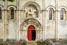 De Saint Hilaire in Melle - De kerk Saint Hilaire in Melle: Het standbeeld van de ruiter boven het portaal is het onderwerp van discussies tussen kunsthistorici, de...