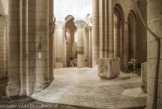 De Saint Hilaire in Melle - De kerk Saint Hilaire in Melle: Sinds 2011 siert een modern marmeren koor het transept van de eeuwenoude romaanse kerk; het werd ontworpen door de... De Saint Hilaire in Melle - De kerk Saint Hilaire in Melle: Sinds 2011 siert een modern marmeren koor het transept van de eeuwenoude romaanse kerk; het werd ontworpen door de...