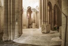 De Saint Hilaire in Melle - De kerk Saint Hilaire in Melle: Sinds 2011 siert een modern marmeren koor het transept van de eeuwenoude romaanse kerk, het werd ontworpen door de...