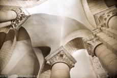 De Saint Hilaire in Melle - De kerk Saint Hilaire in Melle: Het gewelfde plafond boven het koor. De kerk is een meesterwerk van een wat afwijkende romaanse stijl, die... De Saint Hilaire in Melle - De kerk Saint Hilaire in Melle: Het gewelfde plafond boven het koor. De kerk is een meesterwerk van een wat afwijkende romaanse stijl, die...