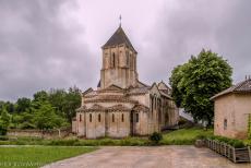 De Saint Hilaire in Melle - De Saint Hilaire in Melle: De kapellen aan de achterzijde van de kerk. De Romaanse hallenkerk werd gebouwd op de fundamenten van een eerdere... De Saint Hilaire in Melle - De Saint Hilaire in Melle: De kapellen aan de achterzijde van de kerk. De Romaanse hallenkerk werd gebouwd op de fundamenten van een eerdere...