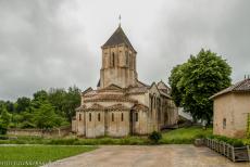 De Saint Hilaire in Melle - De kerk Saint Hilaire in Melle: De kapelletjes aan de achterzijde. De Romaanse hallenkerk werd gebouwd op de plek van een eerdere kerk, ze...