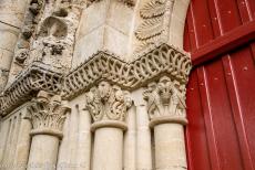 De Saint Hilaire in Melle - De romaanse kerk Saint Hilaire in Melle: Beeldhouwwerk op de deurposten van het noordelijke portaal. De kerk is verfraaid met een enorme... De Saint Hilaire in Melle - De romaanse kerk Saint Hilaire in Melle: Beeldhouwwerk op de deurposten van het noordelijke portaal. De kerk is verfraaid met een enorme...