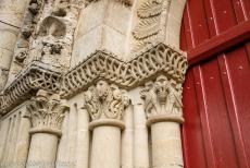 De Saint Hilaire in Melle - De kerk Saint Hilaire in Melle: Beeldhouwwerk op de deurposten van het noordelijke portaal. De kerk is verfraaid met een enorme...