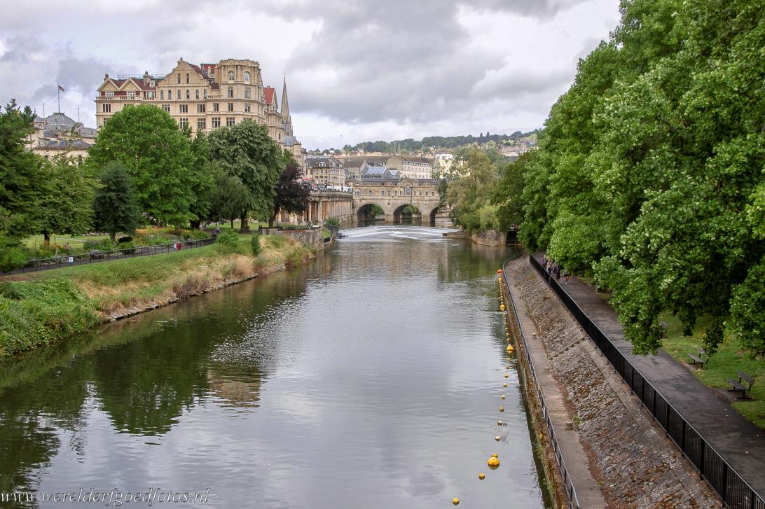 De stad Bath - De stad Bath: De Pulteney Bridge over de Avon en de Pulteney Weir, de stuw van Pulteney. De stenen boogbrug werd rond 1775... De stad Bath - De stad Bath: De Pulteney Bridge over de Avon en de Pulteney Weir, de stuw van Pulteney. De stenen boogbrug werd rond 1775...