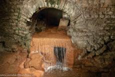 De stad Bath - De Romeinse baden in Bath: De overloop van de Heilige Bron, via een afvoerkanaal stroomt het overtollige water van de warmwaterbronnen naar... De stad Bath - De Romeinse baden in Bath: De overloop van de Heilige Bron, via een afvoerkanaal stroomt het overtollige water van de warmwaterbronnen naar...