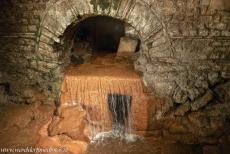 De stad Bath - De Romeinse baden in Bath: De overloop van de Heilige Bron, via een afvoerkanaal stroomt het overtollige water van de warmwaterbronnen naar...
