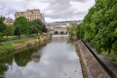 De stad Bath - De stad Bath: De Pulteney Bridge over de Avon en de Pulteney Weir, de stuw van Pulteney. De stenen boogbrug werd rond 1775... De stad Bath - De stad Bath: De Pulteney Bridge over de Avon en de Pulteney Weir, de stuw van Pulteney. De stenen boogbrug werd rond 1775...