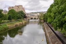 De stad Bath - De stad Bath: De Pulteney Bridge over de Avon en de Pulteney Weir, de stuw van Pulteney. De stenen boogbrug werd rond 1775...