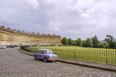 De stad Bath - Een Mini Authi uit 1974 op de Royal Crescent in de stad Bath. De dertig huizen langs the Royal Crescent werden gebouwd van de... De stad Bath - Een Mini Authi uit 1974 op de Royal Crescent in de stad Bath. De dertig huizen langs the Royal Crescent werden gebouwd van de...
