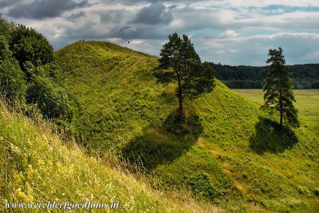 Archeologisch gebied Kernavė - Archeologisch Kernavė (Cultuurreservaat van Kernavė): Kernavė is een stad op de oevers van de rivier de Neris. In ongeveer 500 na... Archeologisch gebied Kernavė - Archeologisch Kernavė (Cultuurreservaat van Kernavė): Kernavė is een stad op de oevers van de rivier de Neris. In ongeveer 500 na...