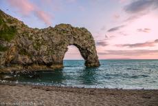 Kust van Dorset en Oost-Devon - De kust van Dorset en Oost-Devon: Durdle Door tijdens het vallen van de avond. Durdle Door is een natuurlijke boog van kalksteen, gevormd...