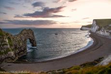 Kust van Dorset en Oost-Devon - De kust van Dorset en Oost-Devon: Durdle Door tijdens het vallen van de nacht gezien vanaf het langeafstandspad South West Coast Path. Samen met...