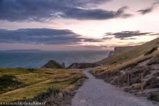 Kust van Dorset en Oost-Devon - De kust van Dorset en Oost-Devon: Het South West Coast Path tussen Lulworth Cove en Durdle Door, het Isle of Portland is te zien aan de...