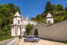 Heiligdom van Bom Jesus do Monte in Braga - Heiligdom van Bom Jesus do Monte in Braga: Onze lavendelblauwe classic Mini uit 1974 voor de trap van het heiligdom. Het heiligdom is te...