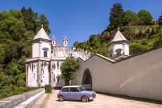 Heiligdom van Bom Jesus do Monte in Braga - Heiligdom van Bom Jesus do Monte in Braga: Onze lavendelblauwe classic Mini Authi uit 1974 voor de trap van het heiligdom. De kerk van het... Heiligdom van Bom Jesus do Monte in Braga - Heiligdom van Bom Jesus do Monte in Braga: Onze lavendelblauwe classic Mini Authi uit 1974 voor de trap van het heiligdom. De kerk van het...