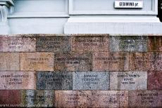 Historisch centrum van Vilnius - Vilnius: Op de muur van het KGB museum staan de namen van genocide slachtoffers. Het is een herinnering aan de mensen, die hier tijdens de...