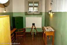 Historisch centrum van Vilnius - Vilnius: De verhoorkamer in de voormalige KGB gevangenis, de gevangenis is nu een museum en een monument ter nagedachtenis aan de...