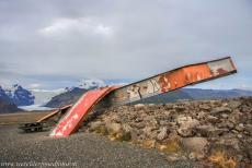Nationaal Park Vatnajökull - Nationaal Park Vatnajökull - dynamische natuur van vuur en ijs: Het Skeiðará Bridge Monument, op de achtergrond de...