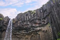 Nationaal Park Vatnajökull - Nationaal Park Vatnajökull - dynamische natuur van vuur en ijs: De Svartifoss, een waterval, die wordt omgeven door zwarte zeshoekige...