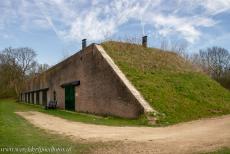 Nieuwe Hollandse Waterlinie - Nieuwe Hollandse Waterlinie: De betonnen bunkers van Fort bij Vechten liggen verborgen onder een dikke laag aarde bedekt met gras en andere...