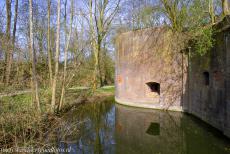 Nieuwe Hollandse Waterlinie - Nieuwe Hollandse Waterlinie: Het Nationaal Waterliniemuseum in Fort bij Vechten. De Nieuwe Hollandse Waterlinie bestaat uit 46 forten, zes...