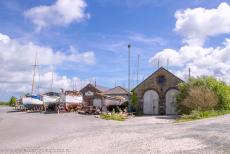 Leisteenlandschap van Noordwest-Wales - Leisteenlandschap van Noordwest-Wales: Porth Penrhyn bij Bangor, locomotiefloodsen van de Penrhyn Quarry Railway. De spoorlijn begon in 1801 als...