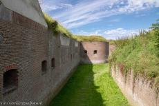 Nieuwe Hollandse Waterlinie - Fort Pannerden - Nieuwe Hollandse Waterlinie - Fort Pannerden: De droge gracht rond het fort. Het fort werd gebouwd tussen 1869 en 1871, het is volledig van...