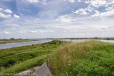 Nieuwe Hollandse Waterlinie - Fort Pannerden - Nieuwe Hollandse Waterlinie - Fort Pannerden: Fort Pannerden ligt op een landtong tussen de rivier de Waal (rechts) en het Pannerdens Kanaal...