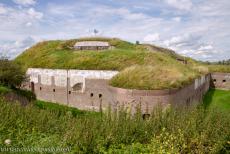 Nieuwe Hollandse Waterlinie - Fort Pannerden - Nieuwe Hollandse Waterlinie - Fort Pannerden: Na de Tweede Wereldoorlog raakte het fort in verval. Tijdens de Koude Oorlog werd het fort...