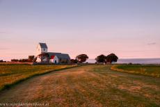 Ringforten uit de Vikingtijd - Een prachtige zonsondergang over het ringfort Aggersborg en de elfde-eeuwse kerk van Aggersborg. De kerk was destijds gedeeltelijk van hout en... Ringforten uit de Vikingtijd - Een prachtige zonsondergang over het ringfort Aggersborg en de elfde-eeuwse kerk van Aggersborg. De kerk was destijds gedeeltelijk van hout en...