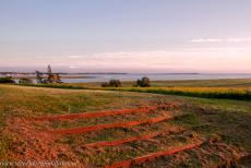 Ringforten uit de Vikingtijd - De overblijfselen van het enorme ringfort Aggersborg baden in het warme avondlicht van de zonsondergang, met de weidse Limfjord op de achtergrond.... Ringforten uit de Vikingtijd - De overblijfselen van het enorme ringfort Aggersborg baden in het warme avondlicht van de zonsondergang, met de weidse Limfjord op de achtergrond....