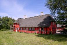 Ringforten uit de Vikingtijd - Het Møllergård Museum maakt deel uit van het museumcomplex bij het ringfort Fyrkat. Net buiten deze Vikingburcht... Ringforten uit de Vikingtijd - Het Møllergård Museum maakt deel uit van het museumcomplex bij het ringfort Fyrkat. Net buiten deze Vikingburcht...