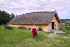 Ringforten uit de Vikingtijd - Bij het ringfort Fyrkat ligt het levendige Vikingmuseum Fyrkat. De Vikingboerderij hier bestaat uit een aantal gereconstrueerde houten langhuizen,... Ringforten uit de Vikingtijd - Bij het ringfort Fyrkat ligt het levendige Vikingmuseum Fyrkat. De Vikingboerderij hier bestaat uit een aantal gereconstrueerde houten langhuizen,...