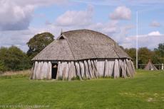 Ringforten uit de Vikingtijd - Het gereconstrueerde langhuis van Fyrkat staat vlak bij de aarden wal van dit ringfort uit de Vikingtijd. De langhuizen van de Vikingen... Ringforten uit de Vikingtijd - Het gereconstrueerde langhuis van Fyrkat staat vlak bij de aarden wal van dit ringfort uit de Vikingtijd. De langhuizen van de Vikingen...