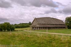 Ringforten uit de Vikingtijd - Het gereconstrueerde langhuis dat in het Vikingfort Trelleborg staat, werd gebouwd in 1942 als model van de langhuizen die ooit binnen de... Ringforten uit de Vikingtijd - Het gereconstrueerde langhuis dat in het Vikingfort Trelleborg staat, werd gebouwd in 1942 als model van de langhuizen die ooit binnen de...