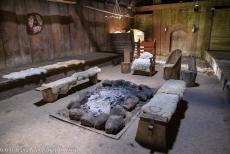 Ringforten uit de Vikingtijd - Het interieur van het gereconstrueerde langhuis in het ringfort Trelleborg toont hoe de bewoners leefden tijdens de Vikingtijd. Trelleborg... Ringforten uit de Vikingtijd - Het interieur van het gereconstrueerde langhuis in het ringfort Trelleborg toont hoe de bewoners leefden tijdens de Vikingtijd. Trelleborg...