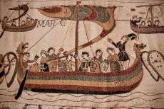 Wandkleed van Bayeux - Een scène uit het Tapijt van Bayeux waarop de Normandiërs het Kanaal oversteken. De scènes van het Tapijt van Bayeux zijn...